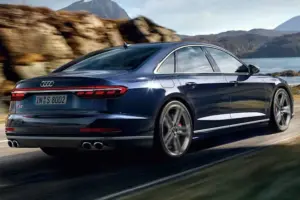 アウディ S8