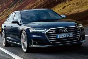 アウディ S8