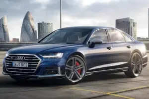アウディ S8