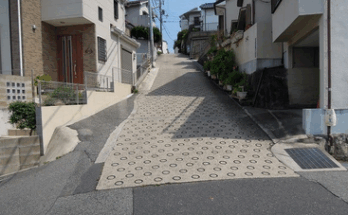 こう配の急な下り坂