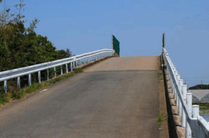 こう配の急な上り坂